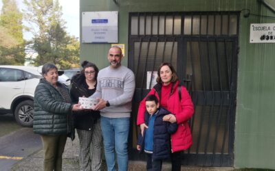 La Escuela Oficial de Idiomas de Oviedo organizó en Navidad un mercadillo solidario en favor de nuestra entidad