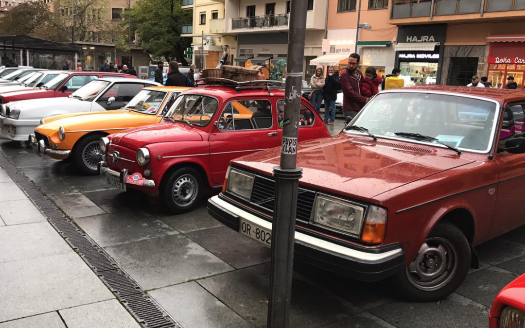 Exposición solidaria de coches antiguos en Pamplona