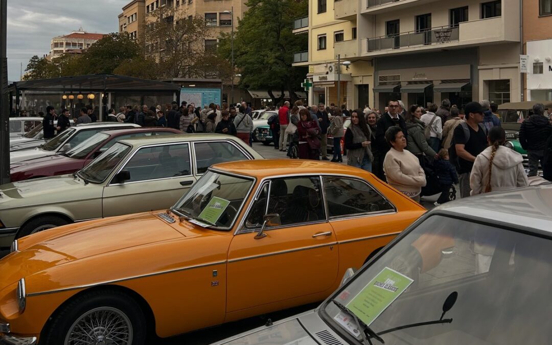 Exposición solidaria de coches clásicos en Pamplona por el Día Mundial del síndrome de Phelan-McDermid