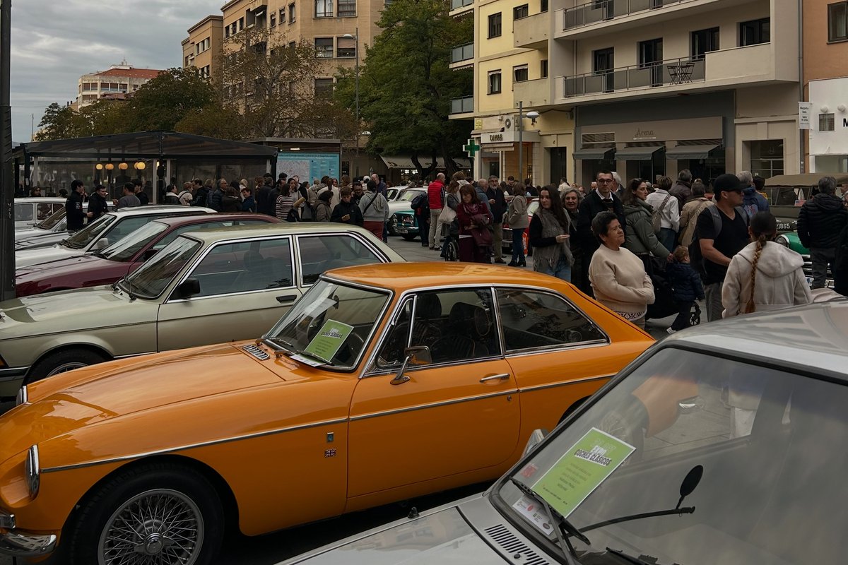 Exposición solidaria de coches clásicos en la Avenida Carlos III de Pamplona por el Día Mundial del síndrome de Phelan-McDermid